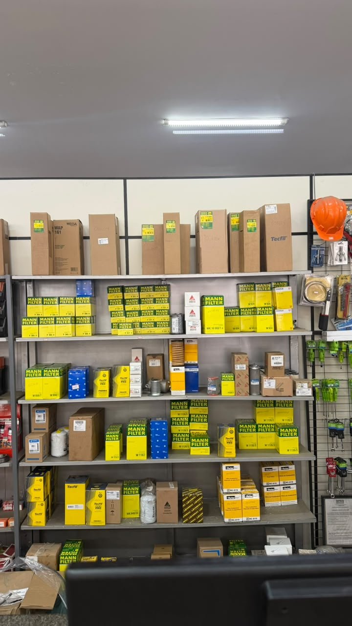 Filtros e peças organizadas em prateleiras