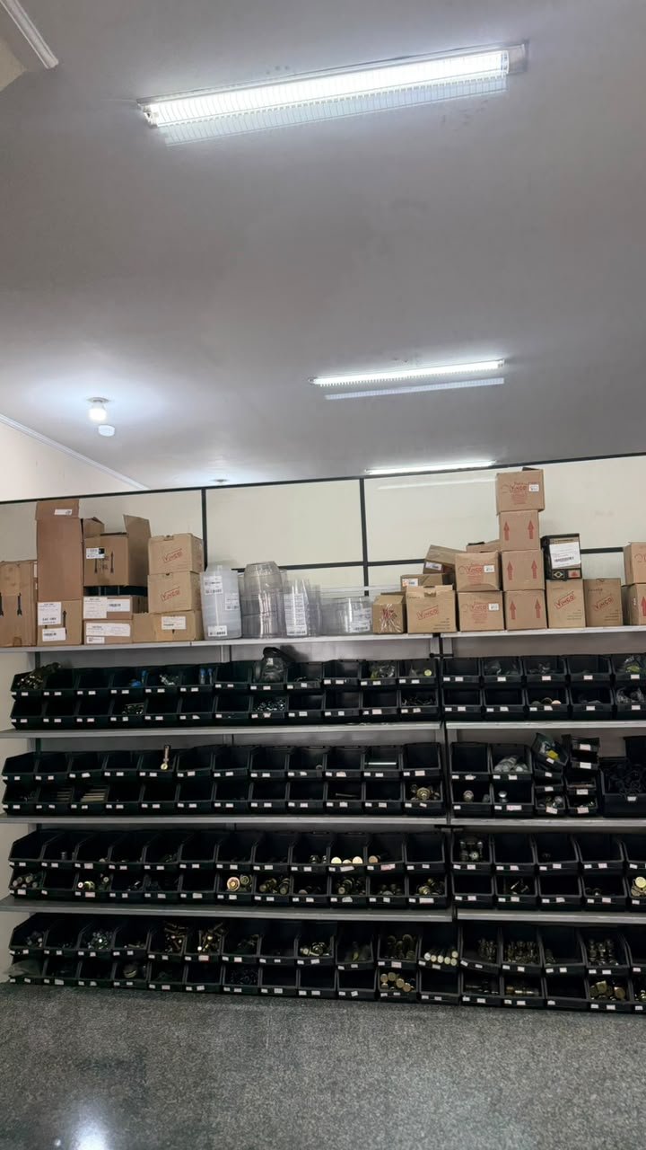 Prateleiras com conexões e componentes